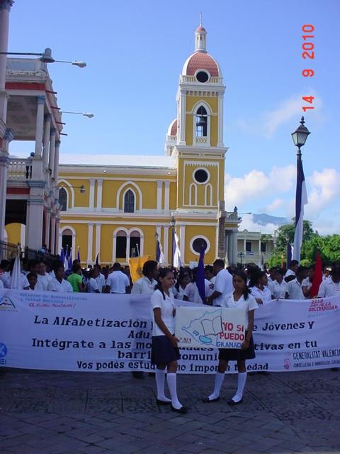 El esfuerzo por hacer realidad la educacion total e integral del pueblo nicaraguense, bajo un cielo azul celeste.